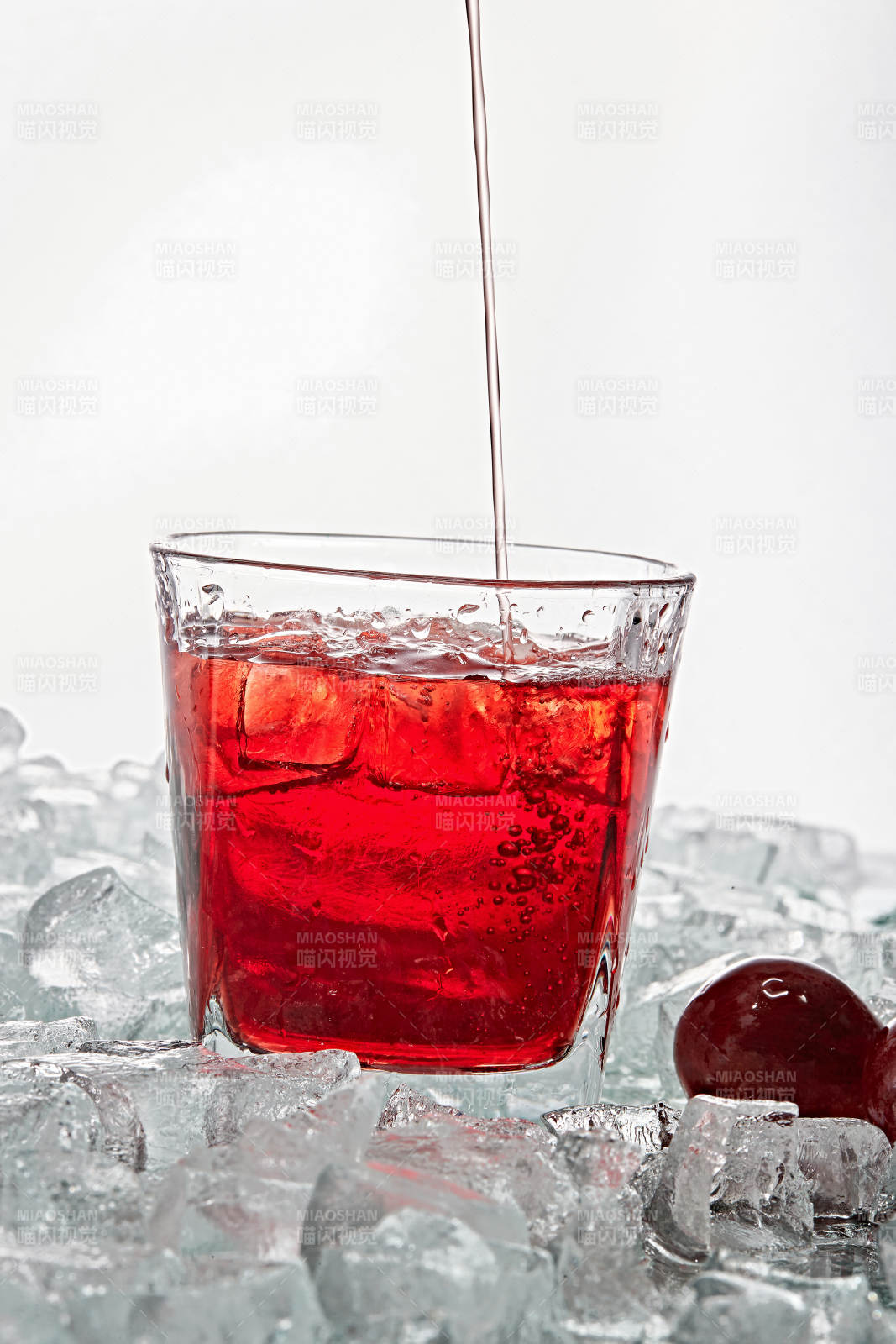 布满冰块的酒杯中的清凉桃子味预调酒