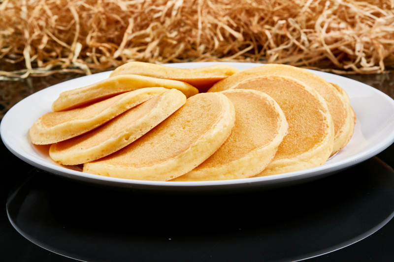 白色瓷盘装的香煎玉米面鸡蛋滩簧饼