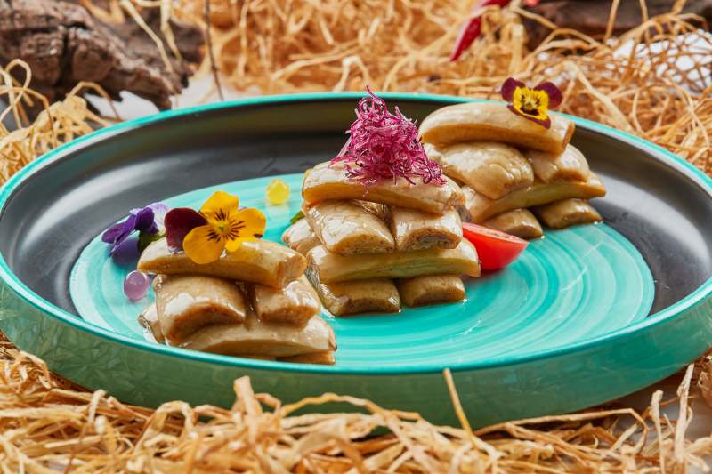 青釉瓷盘装的腌渍玉女瓜