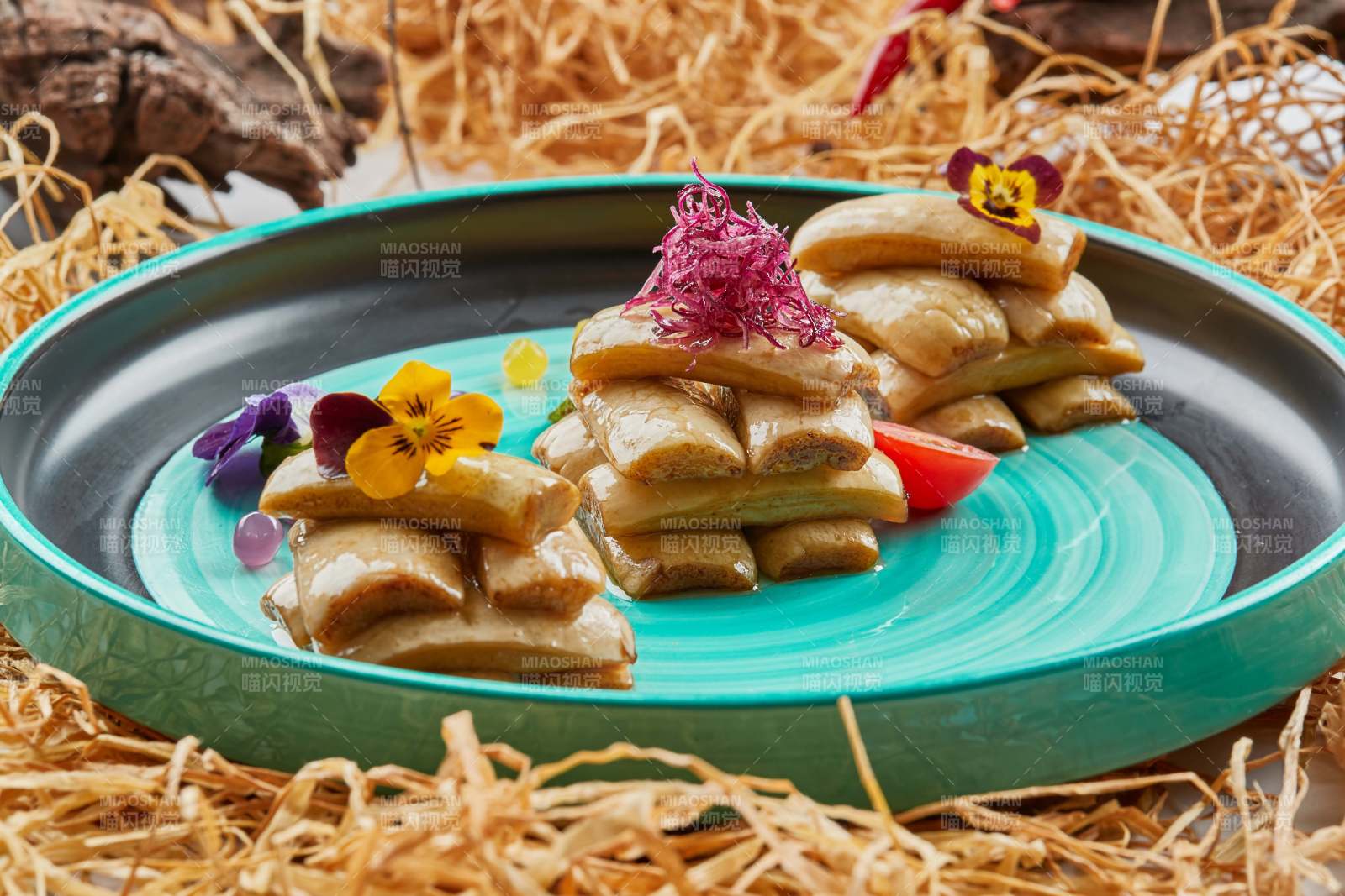 青釉瓷盤裝的腌漬玉女瓜