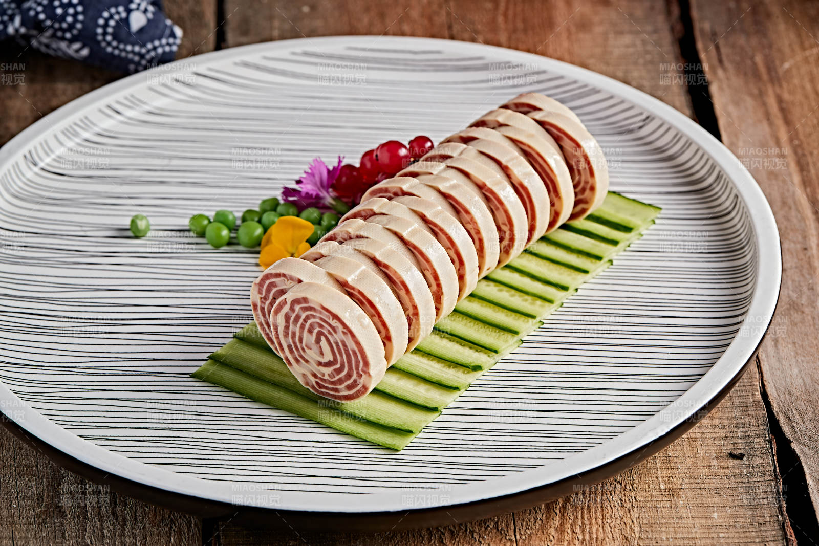 精美餐具裝的柴溝堡卷三寶