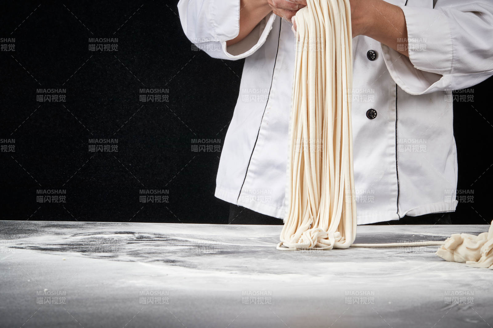 技艺精湛的拉面师在展示拉面制作