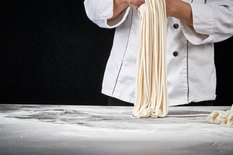 技艺精湛的拉面师在展示拉面制作