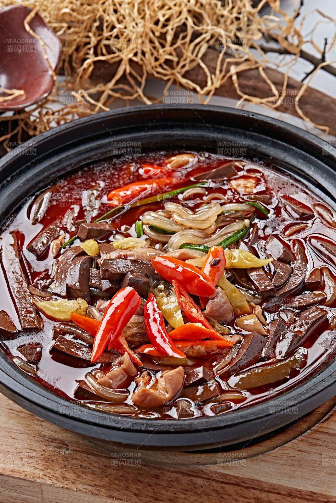 砂锅红油香辣鸭血泡椒肥肠粉丝煲-摄影图
