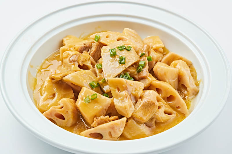 白色瓷盤裝的農家五花肉燉鮮藕