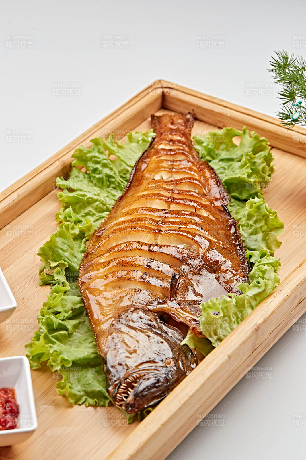 木质托盘装的炭烤鲽鱼