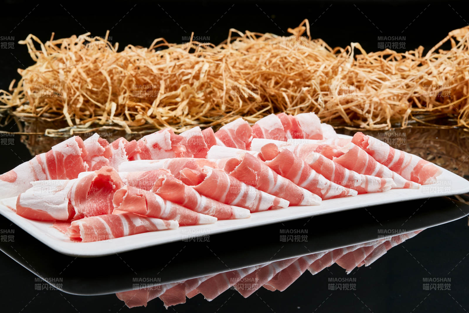 黑色背景上的火鍋食材草原羔羊肉