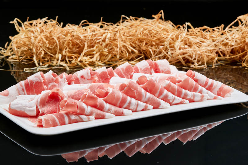 黑色背景上的火锅食材草原羔羊肉