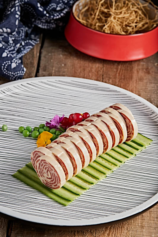 精美餐具装的柴沟堡卷三宝