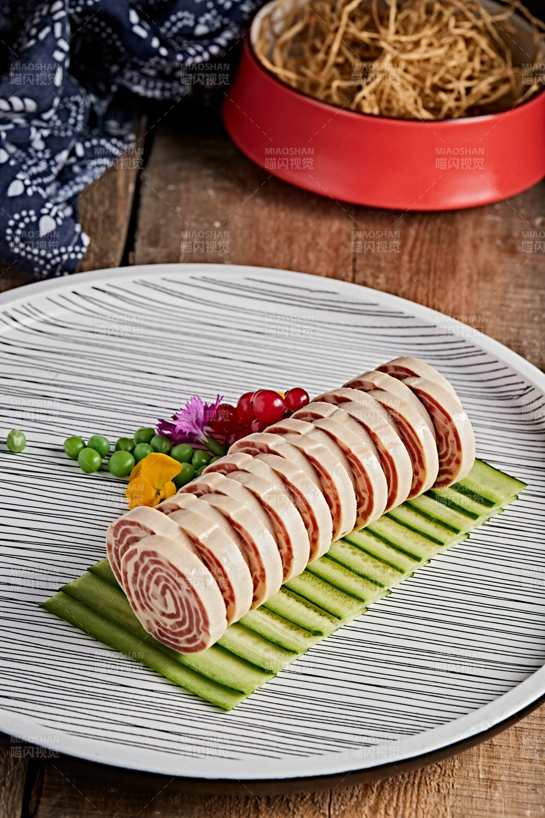 精美餐具裝的柴溝堡卷三寶