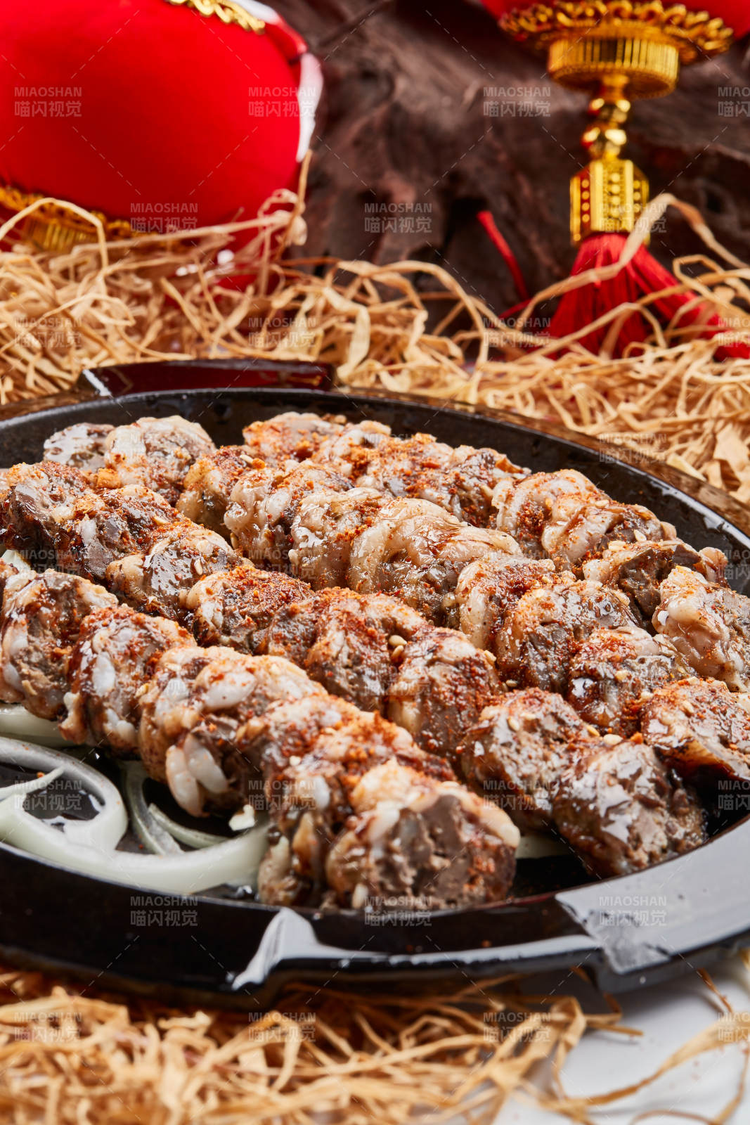 黑色铁盘装的香烤裹油羊肝