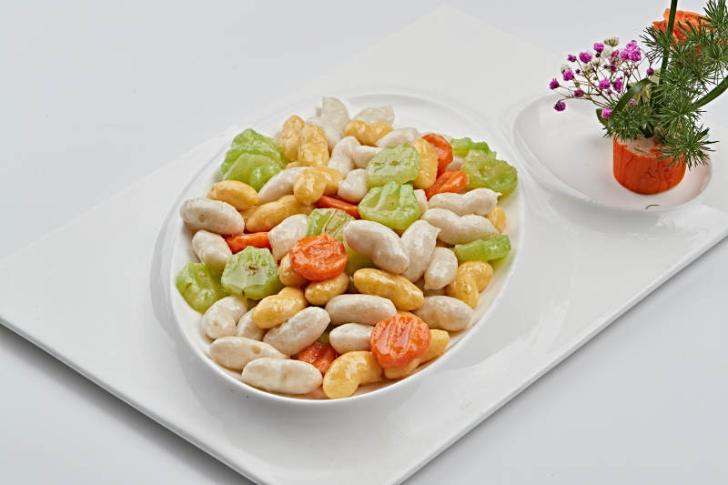 白色瓷盘装的糟溜三色鱼滑