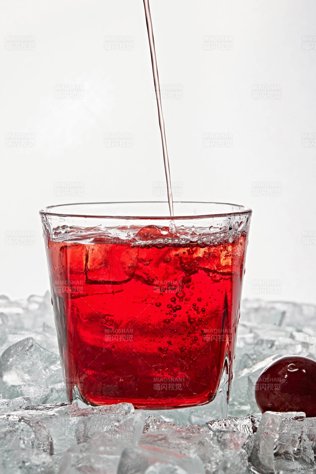 布滿冰塊的酒杯中的清涼桃子味預調酒