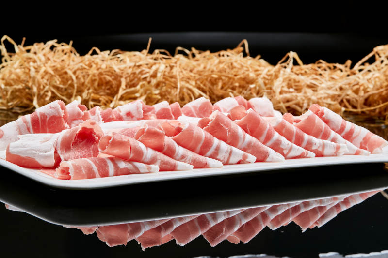 黑色背景上的火锅食材草原羔羊肉