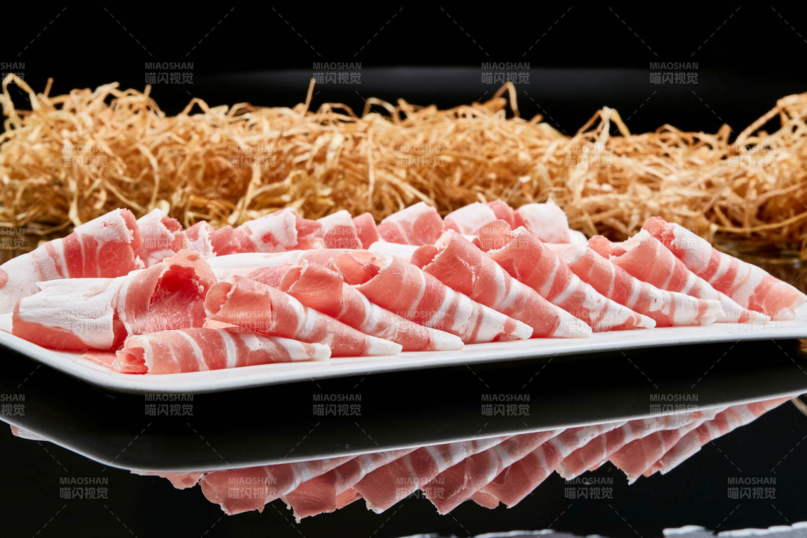 黑色背景上的火鍋食材草原羔羊肉