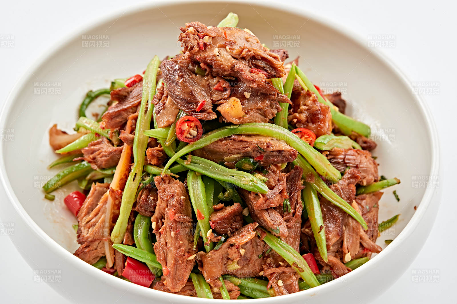 白色瓷碗裝的湘味小炒黃牛肉