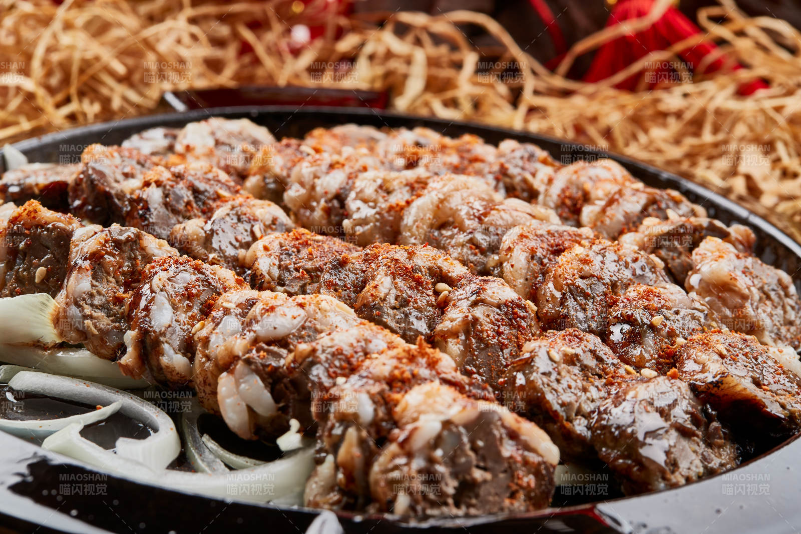 黑色鐵盤裝的香烤裹油羊肝