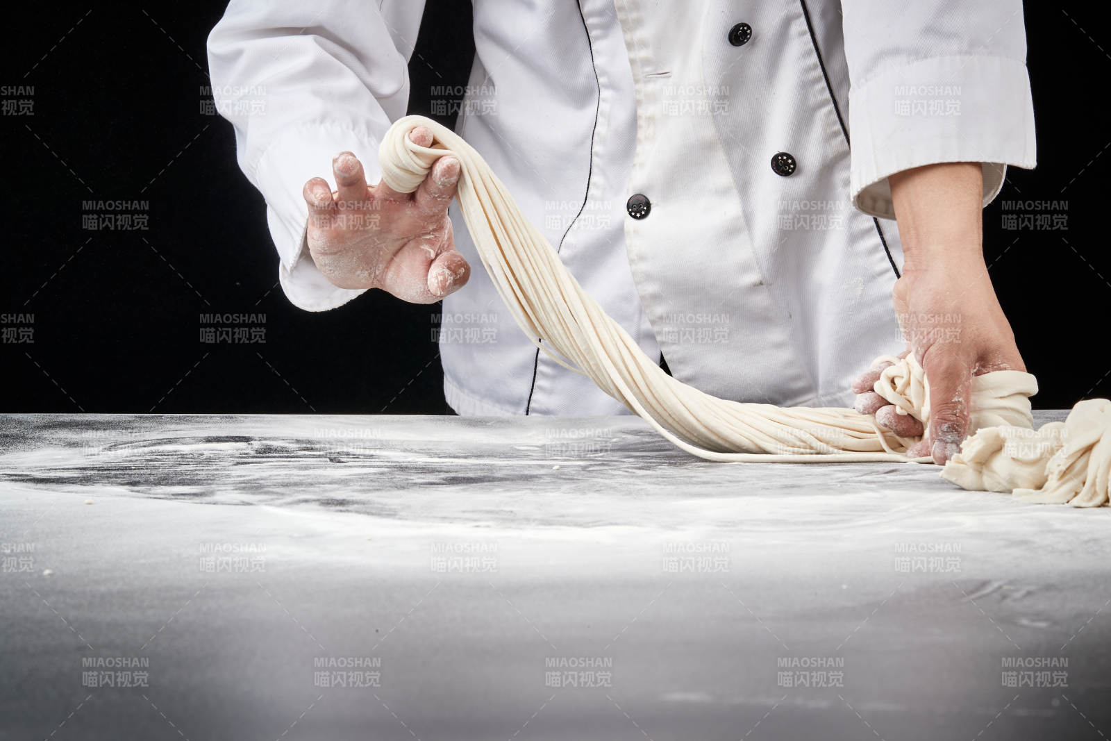 技藝精湛的拉面師在展示拉面制作
