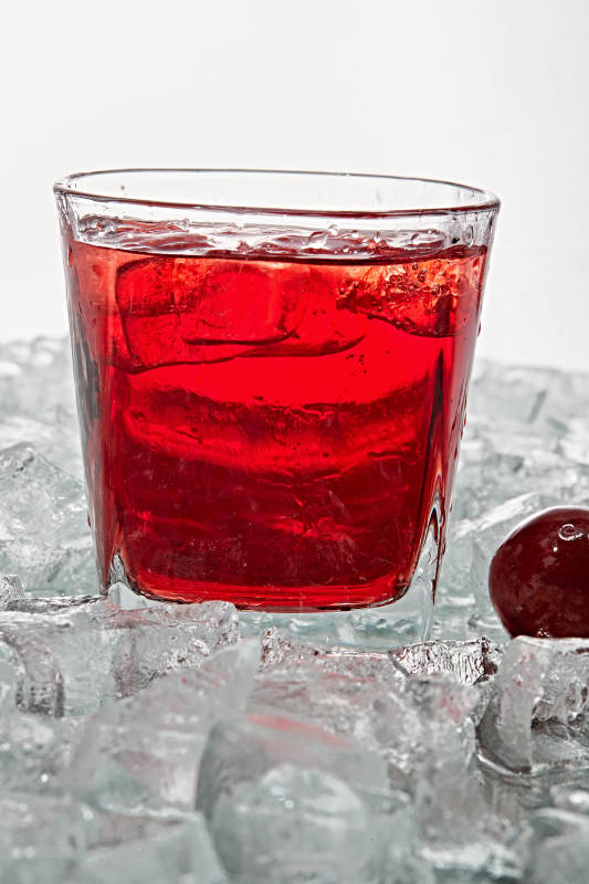布满冰块的酒杯中的清凉桃子味预调酒