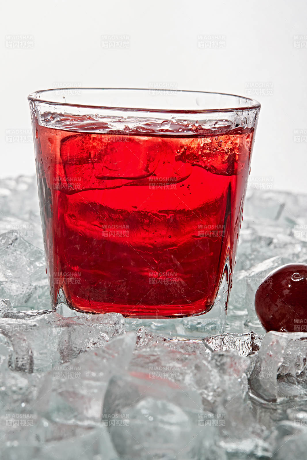布满冰块的酒杯中的清凉桃子味预调酒