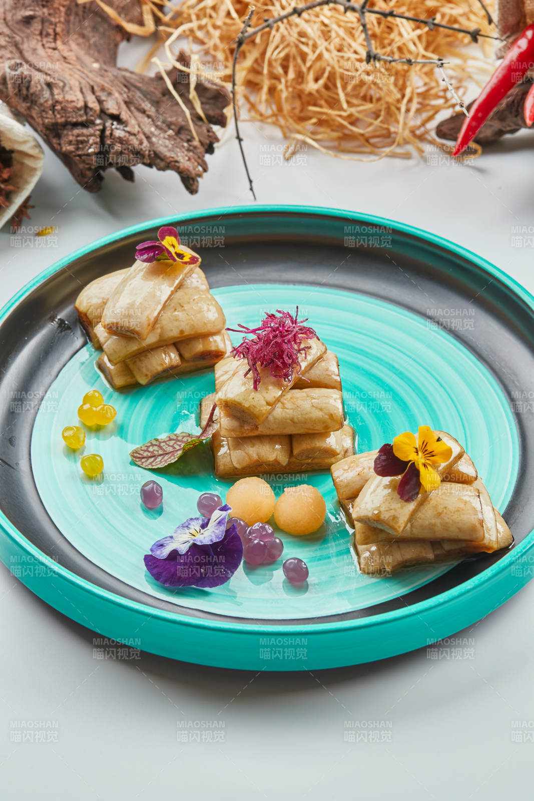 青釉瓷盤裝的腌漬玉女瓜