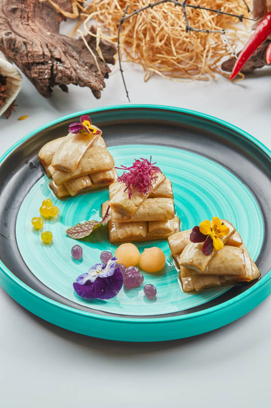 青釉瓷盘装的腌渍玉女瓜