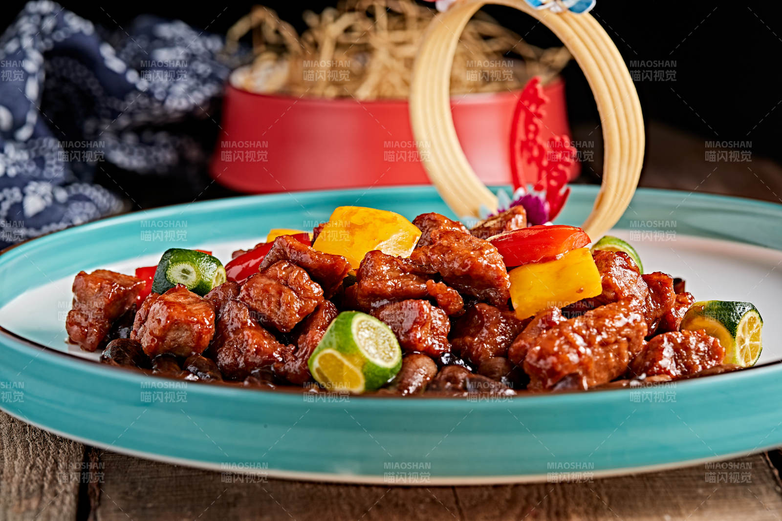 精美瓷餐具裝的雞樅菌彩椒牛仔粒