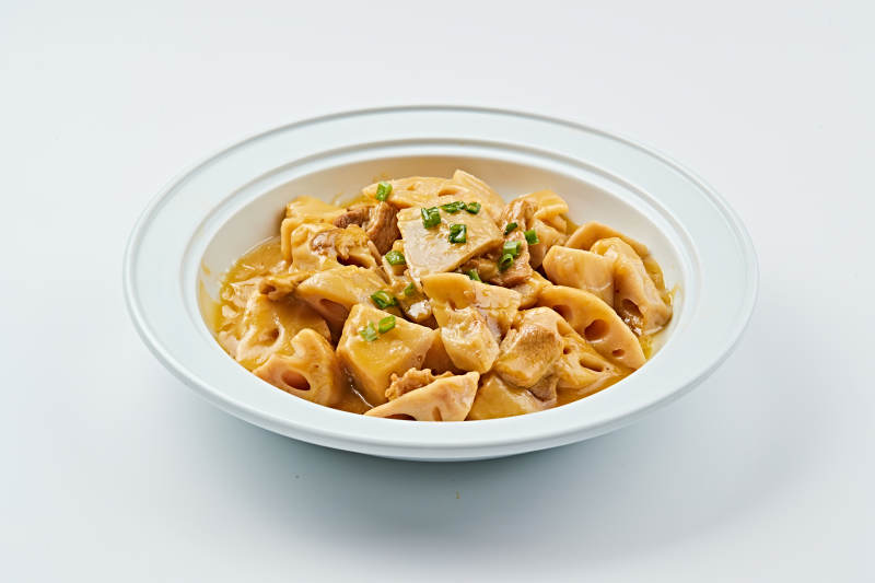 白色瓷盤裝的農家五花肉燉鮮藕