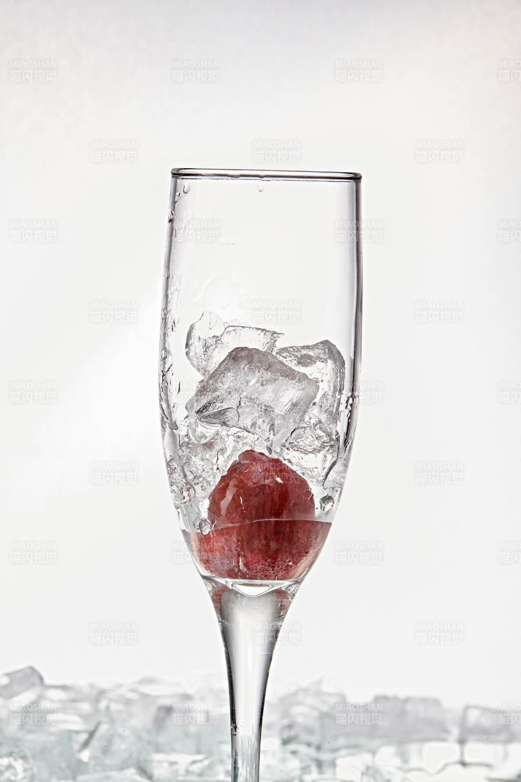 布满冰块的酒杯中的清凉桃子味预调酒