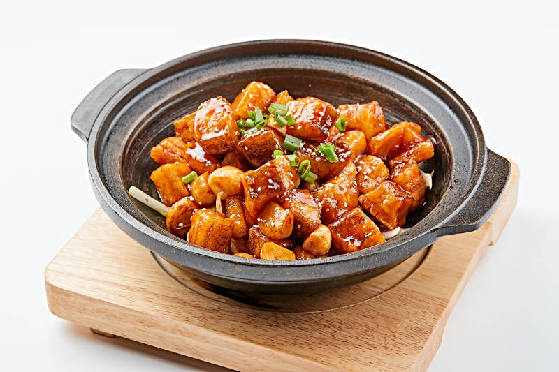 精美餐具装的砂锅煲仔蒜香鳕鱼粒