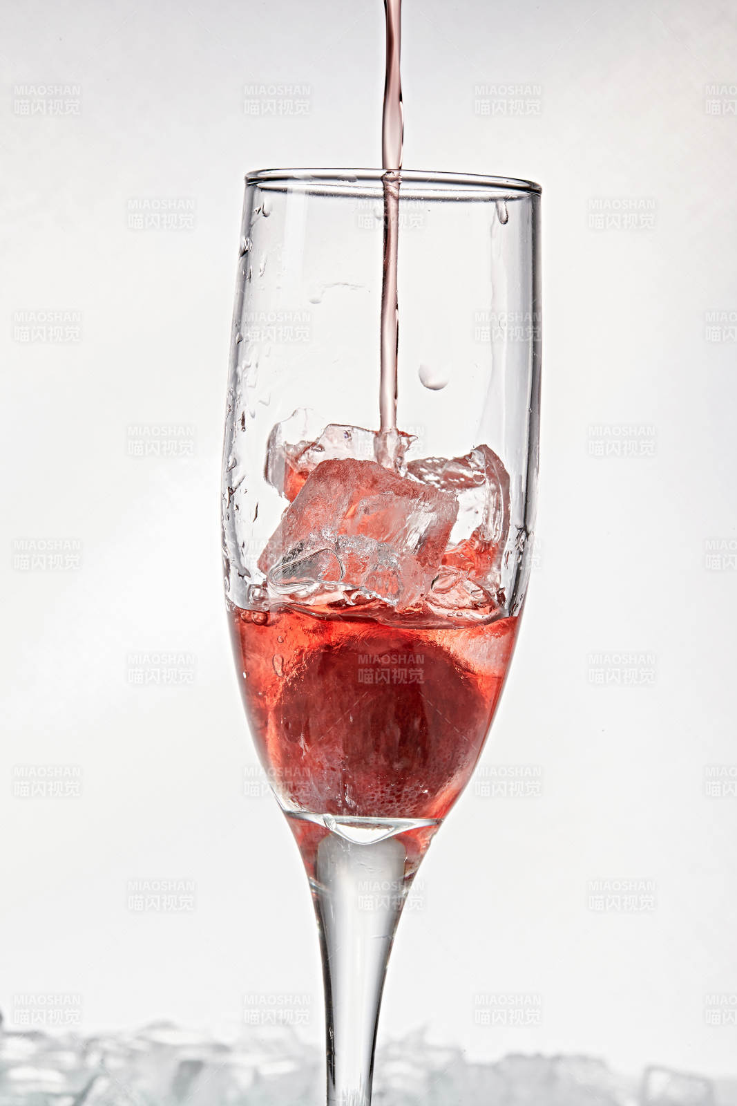 布满冰块的酒杯中的清凉桃子味预调酒