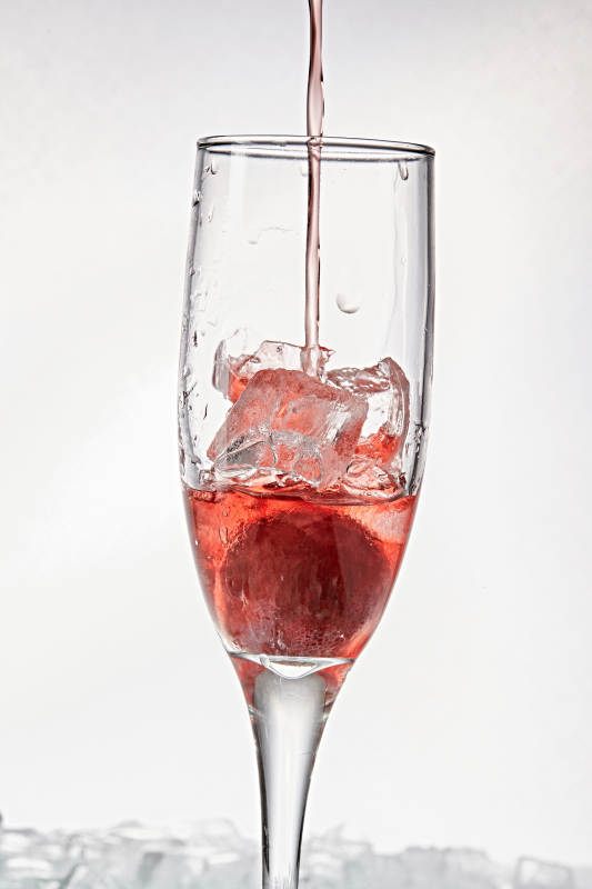 布满冰块的酒杯中的清凉桃子味预调酒