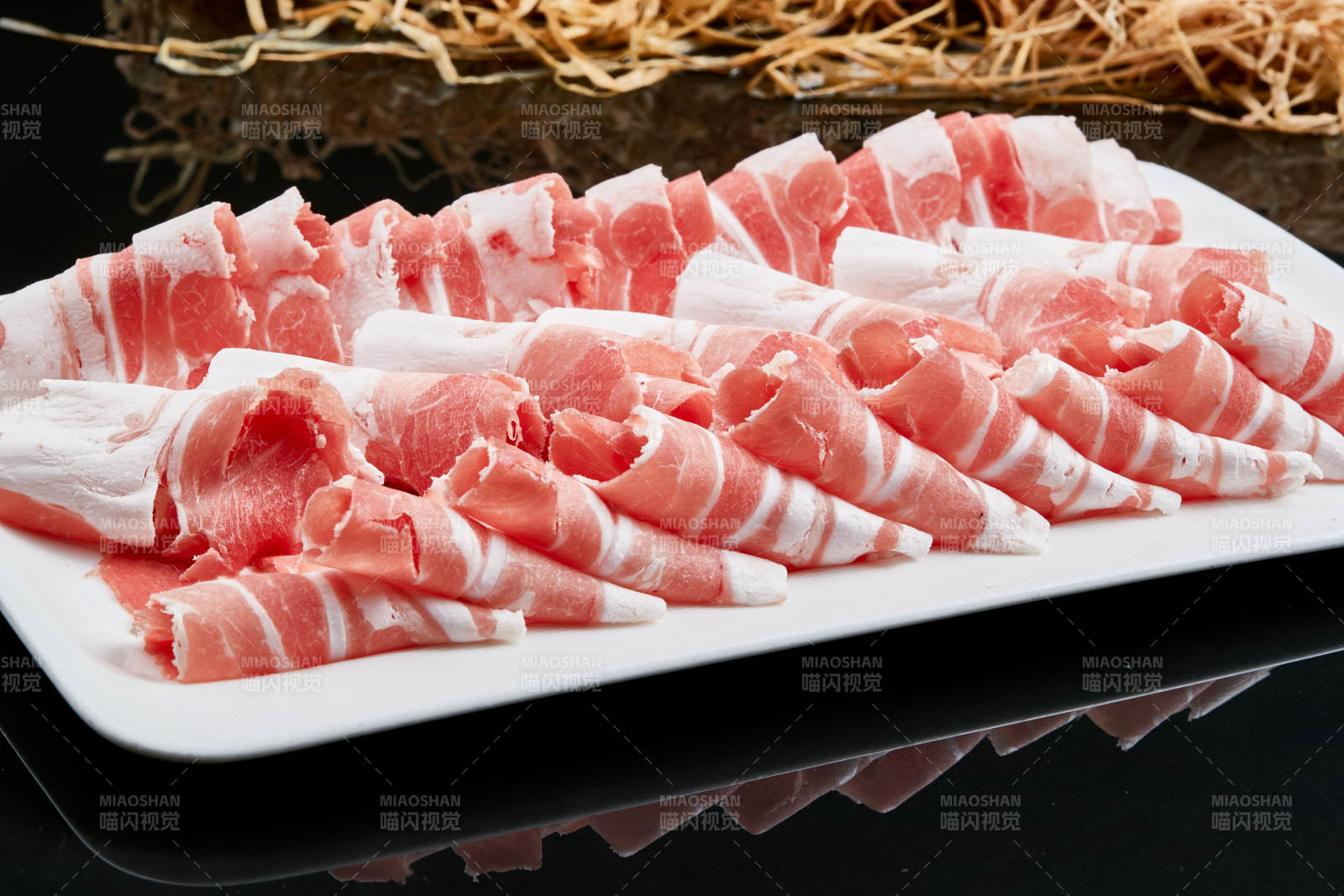 黑色背景上的火鍋食材草原羔羊肉