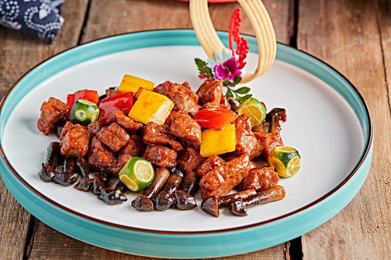 精美瓷餐具装的鸡枞菌彩椒牛仔粒