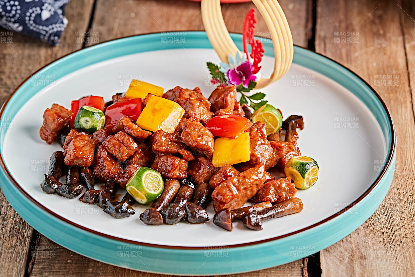 精美瓷餐具裝的雞樅菌彩椒牛仔粒