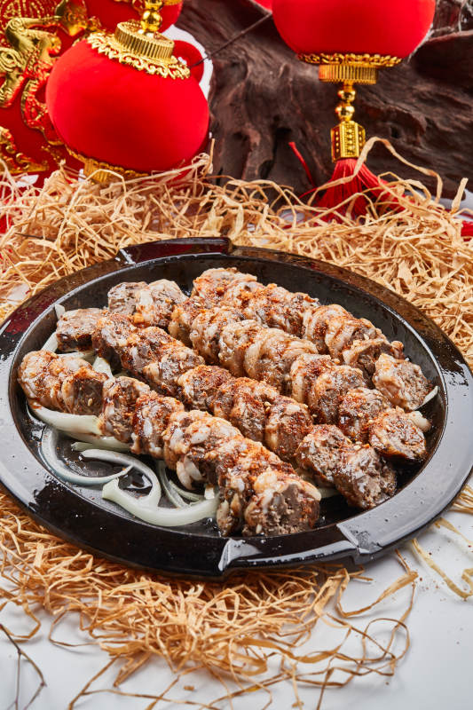 黑色铁盘装的香烤裹油羊肝