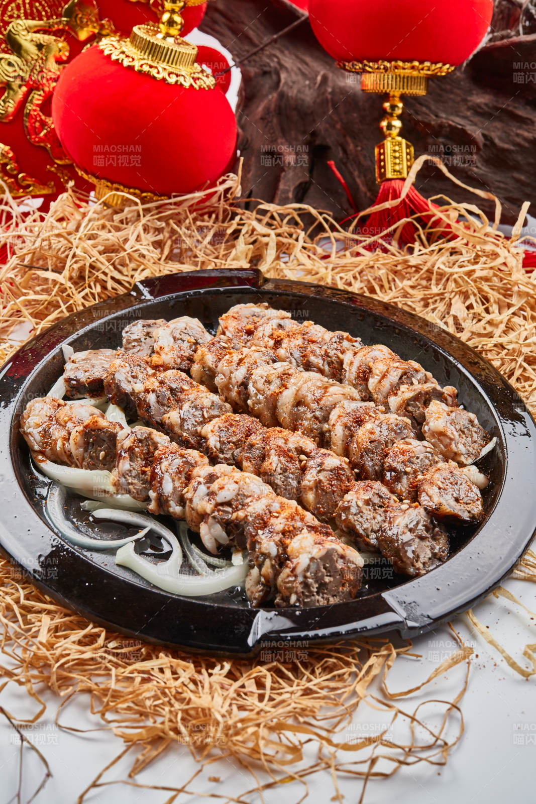 黑色鐵盤裝的香烤裹油羊肝