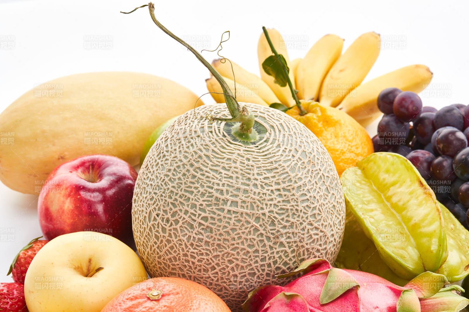 白色背景上摆放的生鲜混合水果