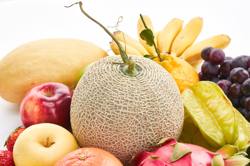 白色背景上摆放的生鲜混合水果