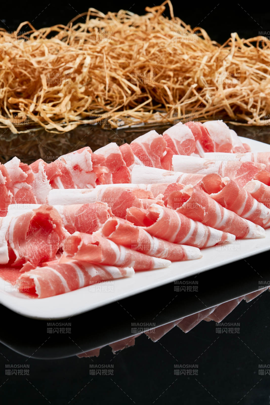 黑色背景上的火锅食材草原羔羊肉