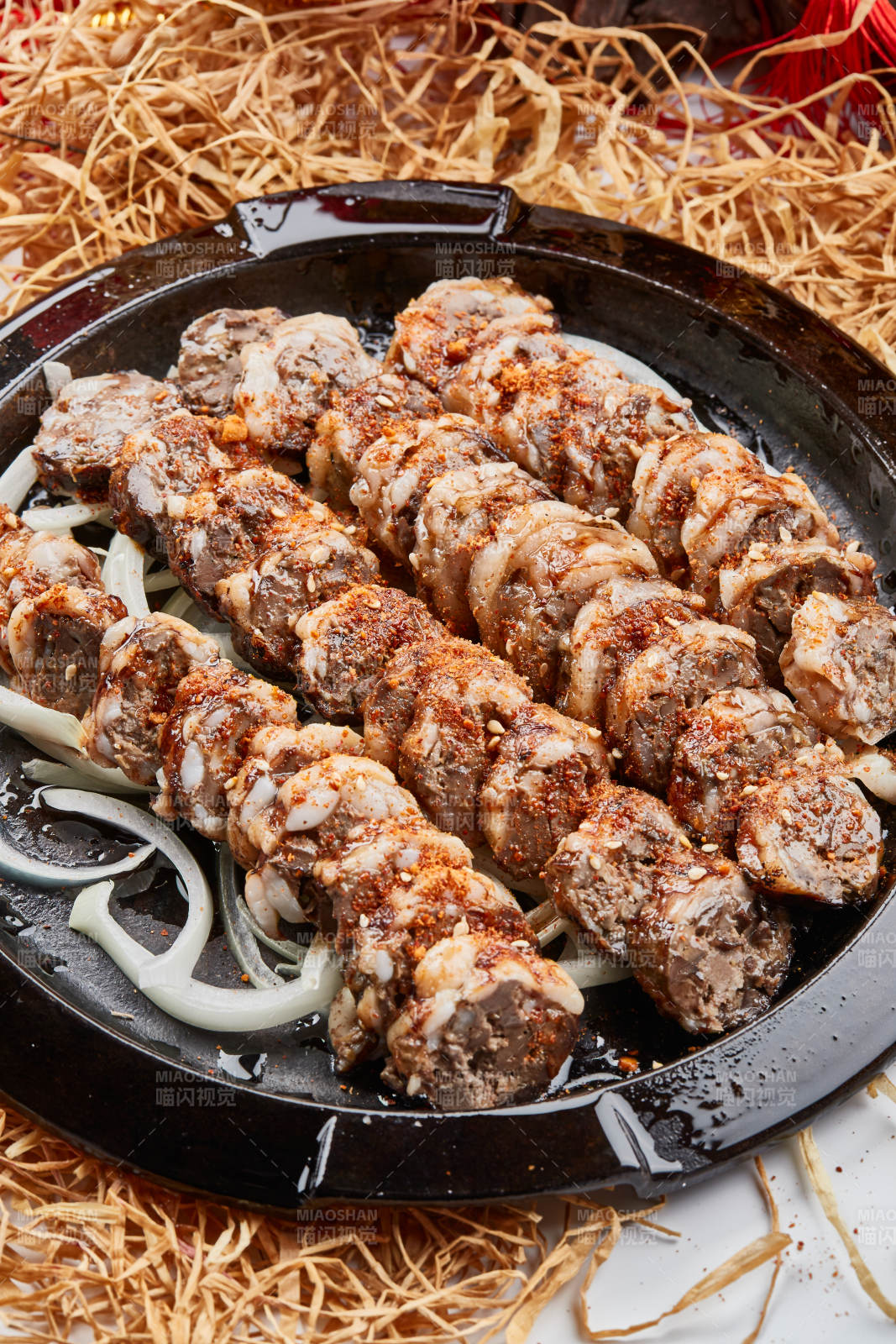 黑色鐵盤裝的香烤裹油羊肝