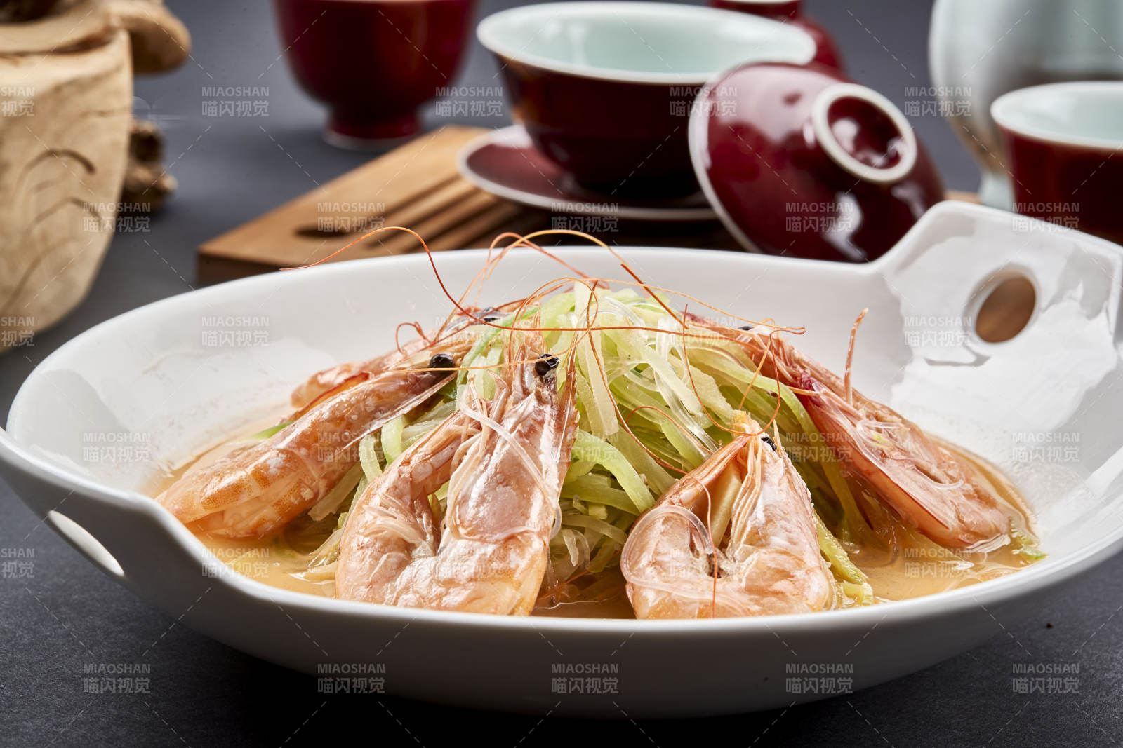 白色瓷耳盘装的西芹浓汤盐水大虾-摄影图