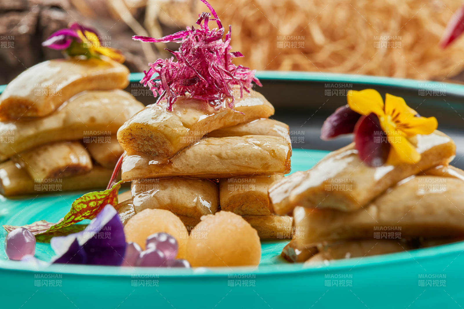 青釉瓷盤裝的腌漬玉女瓜