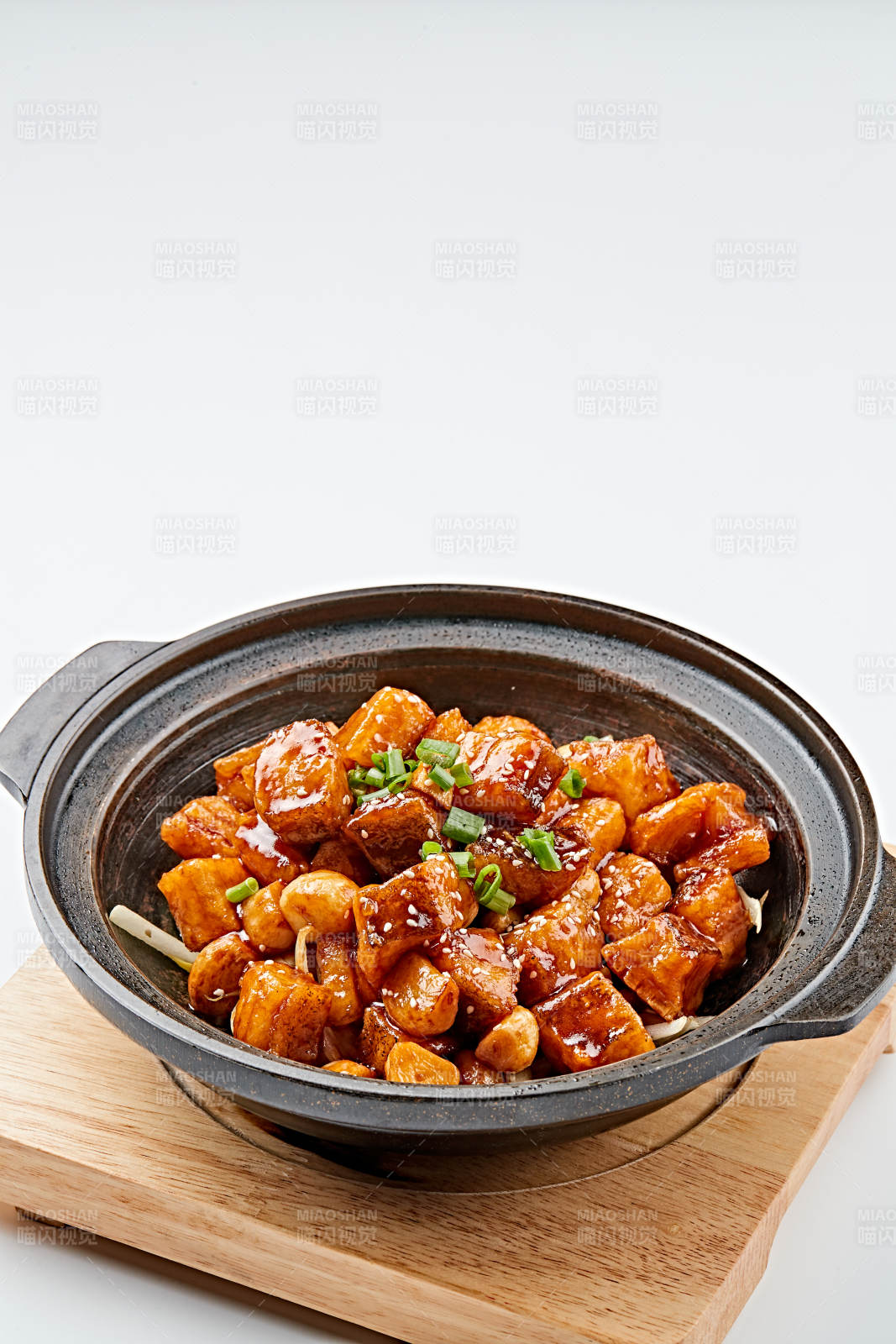 精美餐具装的砂锅煲仔蒜香鳕鱼粒