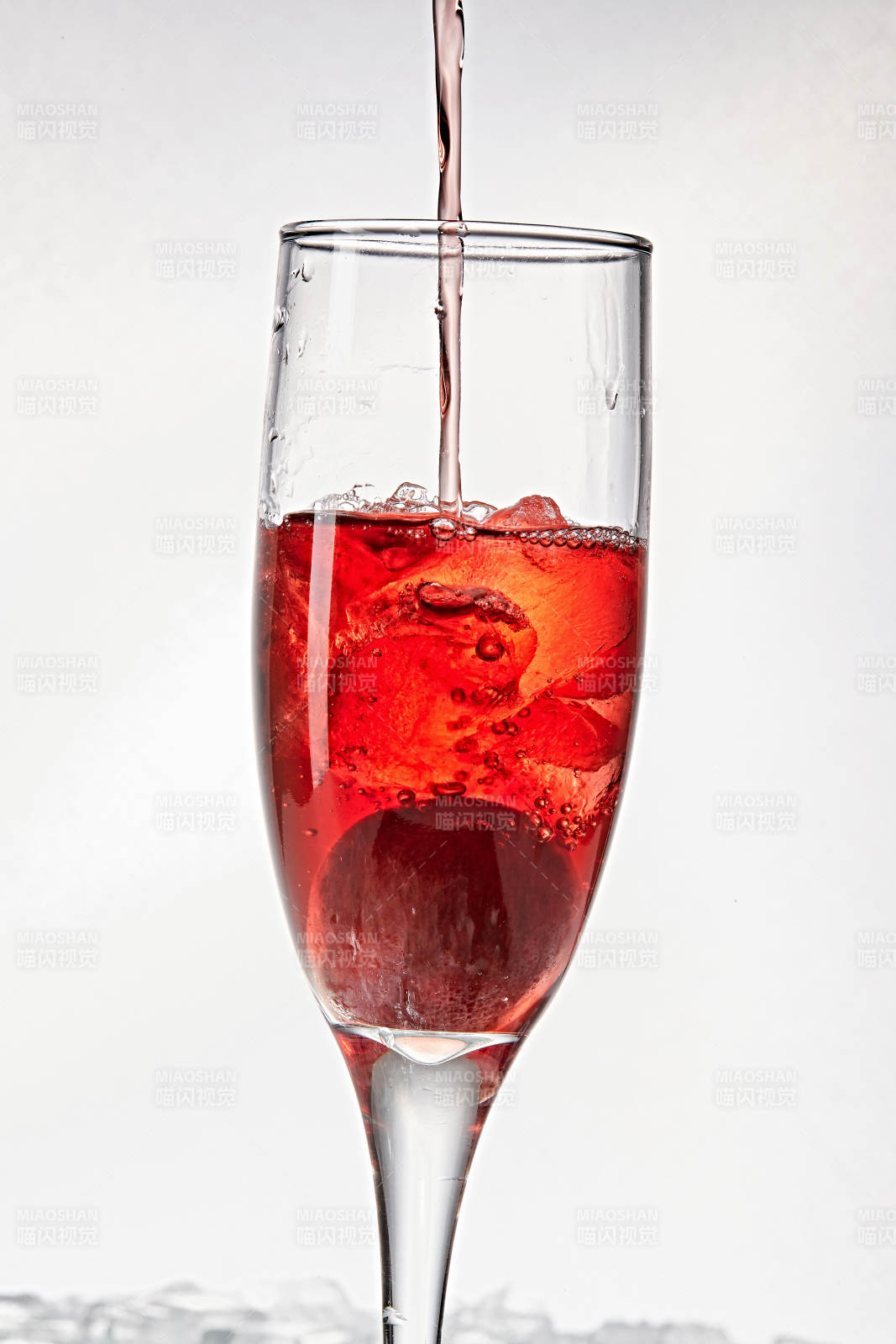 布满冰块的酒杯中的清凉桃子味预调酒