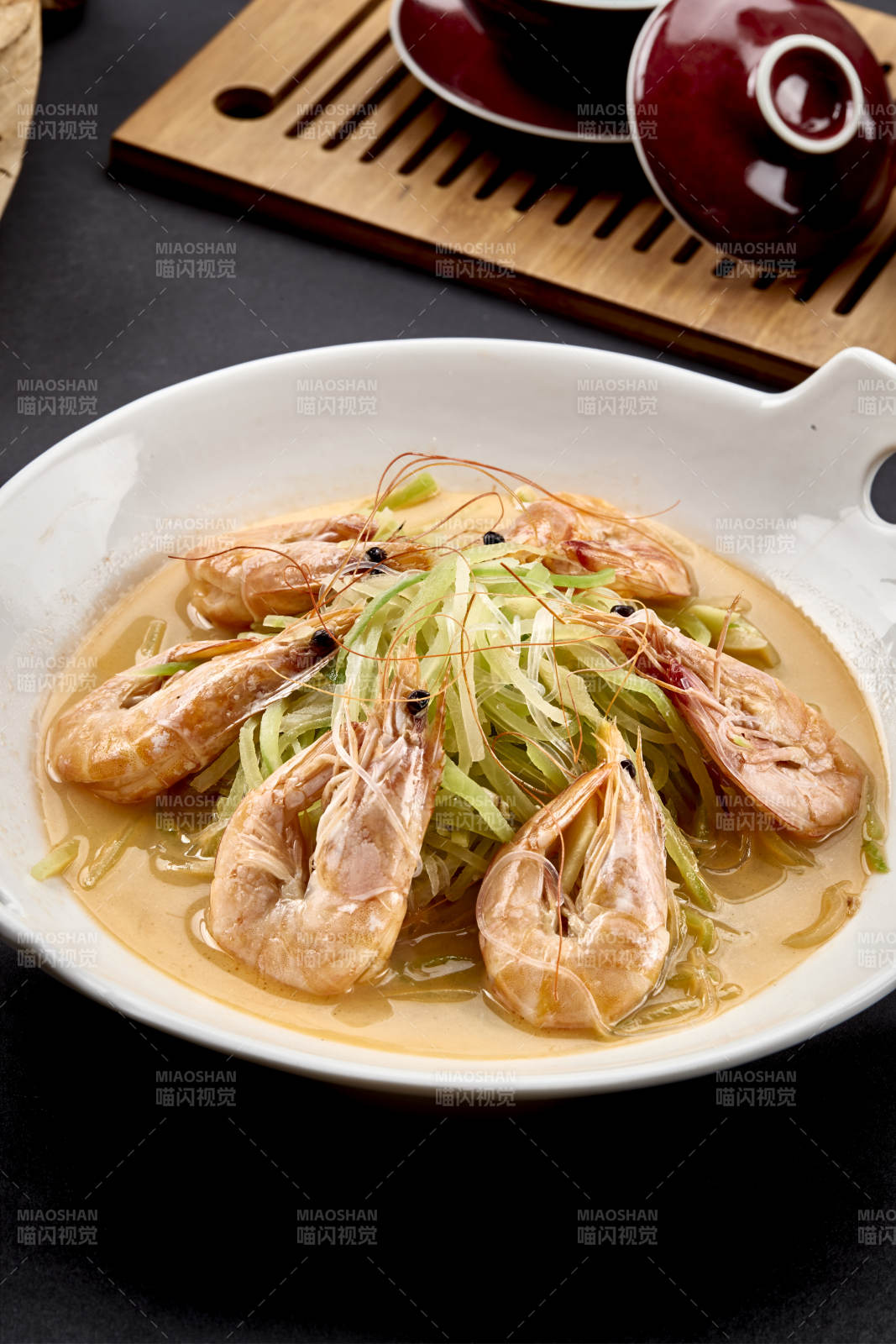 白色瓷耳盘装的西芹浓汤盐水大虾-摄影图