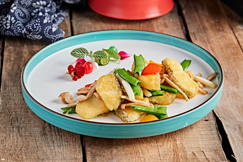 精美瓷餐具装的蜜豆白玉菇小炒银鳕鱼