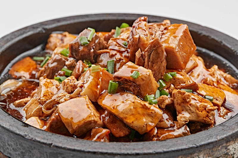 黑色砂锅装的猪楠烧豆腐