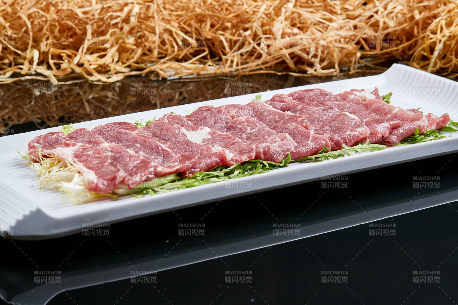 白色瓷盘装的的韩式烤肉食材猪梅肉