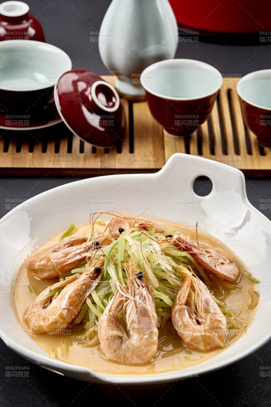 白色瓷耳盘装的西芹浓汤盐水大虾-摄影图